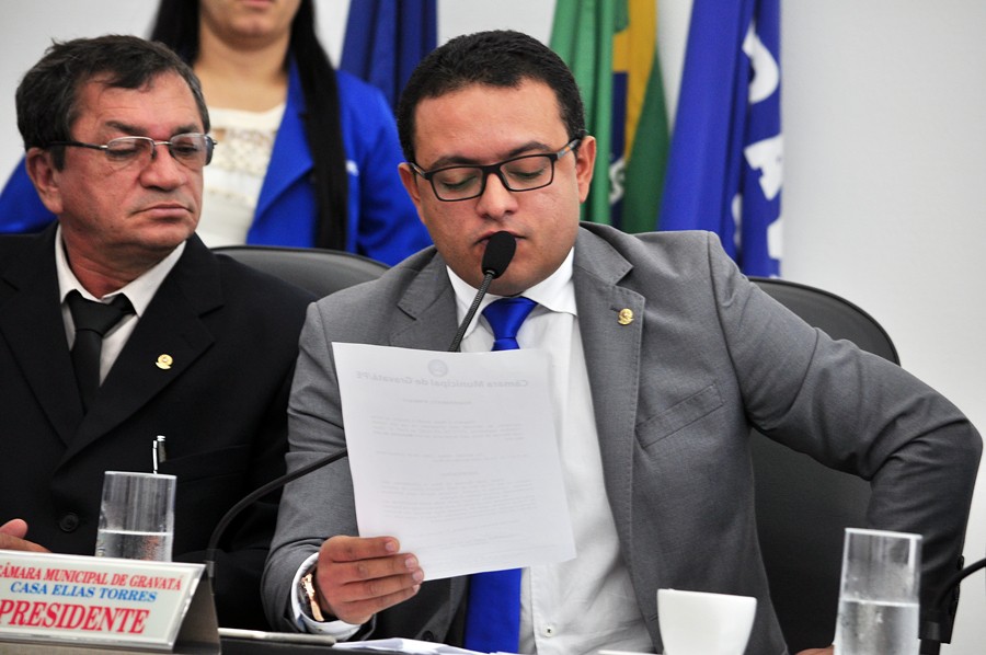 Presidente da Câmara - Léo do Ar, apreciando requerimento de votos de aplauso, Foto: (Gilvan Silva)