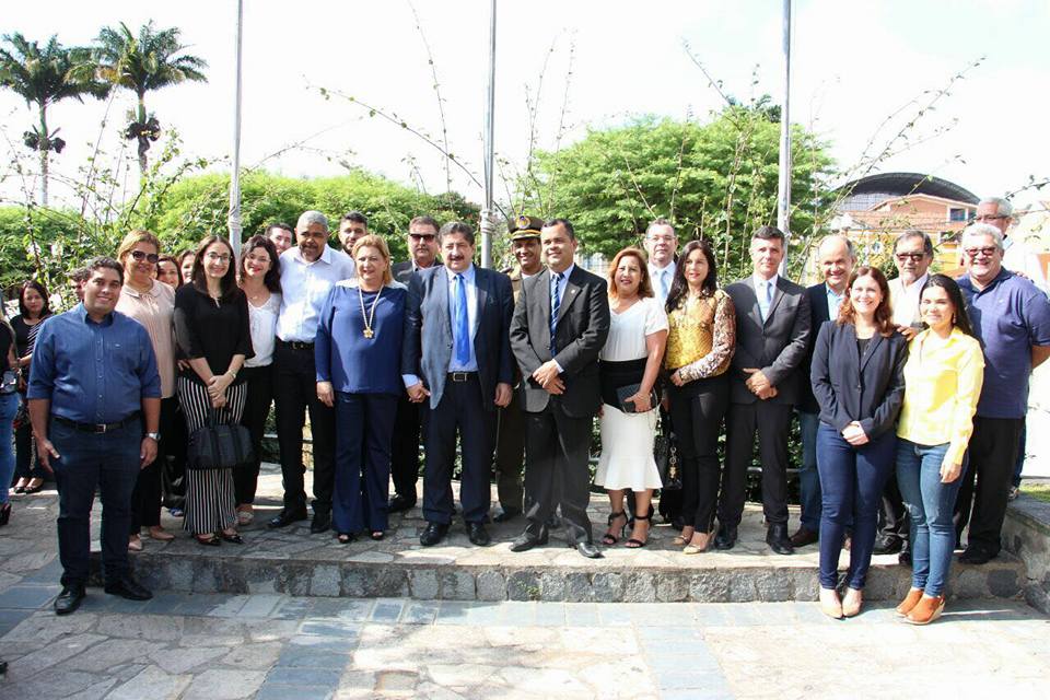 Ao lado do prefeito, o Presidente da Câmara de Vereadores de Gravatá, Léo do Ar (PSDB), também marcou presença no hasteamento da bandeira.