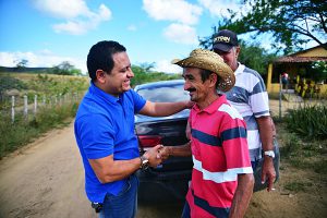 No Sítio Esquerdo, Léo do AR cumprimenta homens do campo (Foto: Clebson Amsterdan)