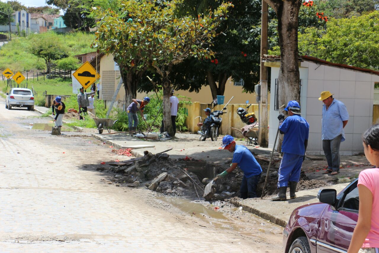 Distrito de Mandacaru recebe melhorias e reparos nas ruas e escolas municipais