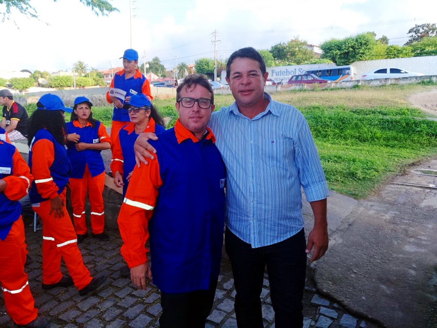 Com faixas e Bandeirinhas, Garis da Empresa Universo, desfilam na Avenida,