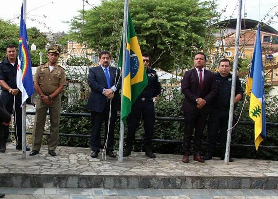 Ao lado do prefeito, o Presidente da Câmara de Vereadores de Gravatá, Léo do Ar (PSDB), também marcou presença no hasteamento da bandeira.