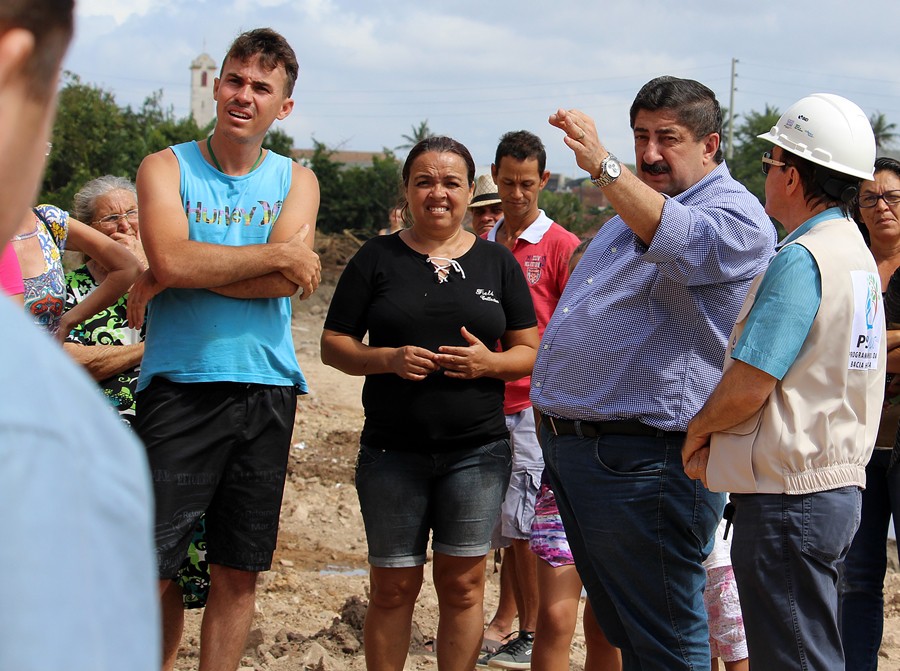 Prefeito Joaquim Neto conversa com os moradores ribeirinhos. Foto: Gilvan Silva