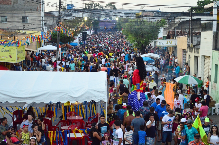 Madalena no meio dos foliões. Foto: Gilvan Silva (ASCOM)