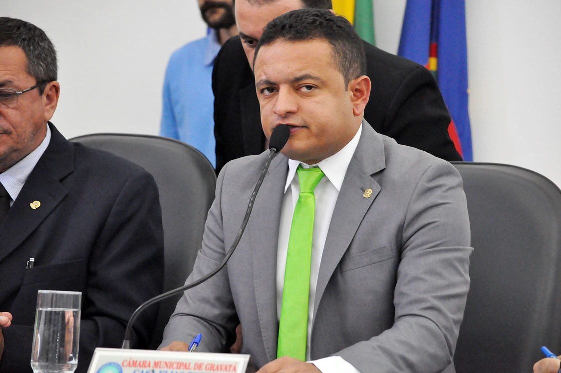 Resultado de imagem para presidente da Câmara de Gravatá Léo do Ar