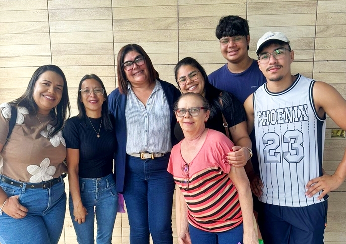 Maria Cuida de Quem Cuida - Oculos (capa)