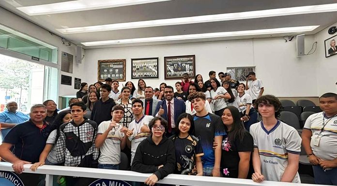 Aldo Lamassa é aplaudido por alunos do Erem Cleto Campelo na Câmara