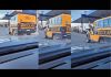 Vídeo de micro-ônibus escolar de Gravatá com pneu “bambo” viraliza e preocupa