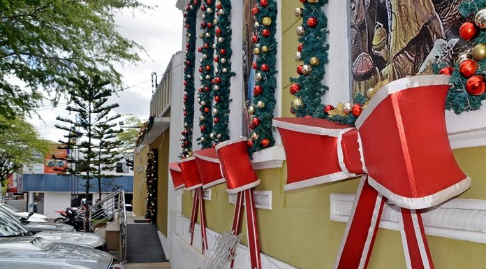 Cartão postal: decoração natalina da Câmara de Gravatá já está em montagem