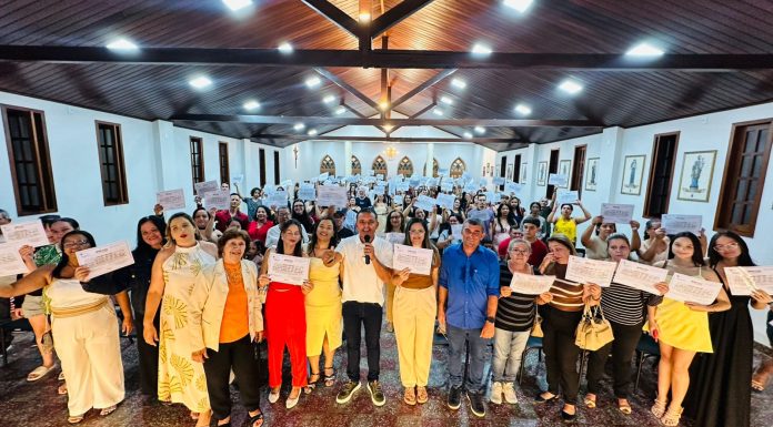 Léo do Ar (UPB) enaltece qualificação profissional em entrega de certificados