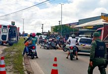 Acidente envolvendo carro e moto deixa ferido na Via Local, em Gravatá